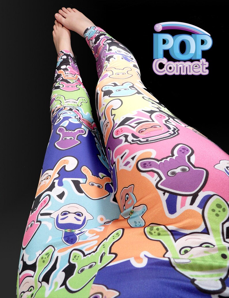 Peut inclure: Un legging color&eacute; avec un motif r&eacute;p&eacute;titif de personnages de dessins anim&eacute;s et de peinture &eacute;clabouss&eacute;e. Les personnages sont de diff&eacute;rentes couleurs, notamment rose, violet, vert et bleu. Le legging est fait d'un tissu doux et extensible, parfait pour tous les jours.