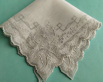 Hankie vintage tutto bianco da sposa ricamato con punzonatura.