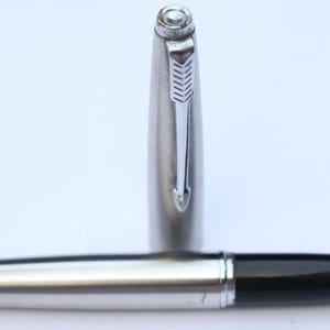Caneta-tinteiro Parker 45 Flighter vintage, corpo em metal escovado cromado, ponta média de aço, EUA