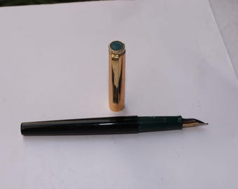 Vintage Pilot Fountain Pen Black Plastic body ED ink filler Medium Nib Japan