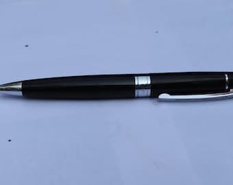 Bolígrafo Sheaffer 300 con detalles cromados de puntos blancos y cuerpo lacado en negro.