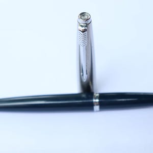 Vintage Parker 45 Fountain Pen Dark blue Plastic body Fine steel Nib UK