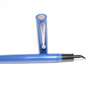 Ongebruikte Sheaffer No NoNsense-vulpen, blauwe plastic behuizing, platte bovenkant
