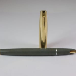Vintage Waterman&#39;S 63 Fountain Pen Gray plastic body 14ct Gold Nib, W-2B India