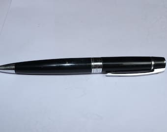 Bolígrafo Sheaffer 300 con detalles cromados de puntos blancos y cuerpo lacado en negro.
