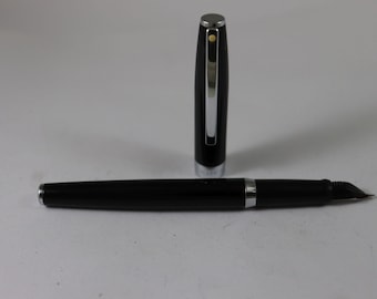 Sheaffer Fountain pen Black lacquer body Medium Steel Nib