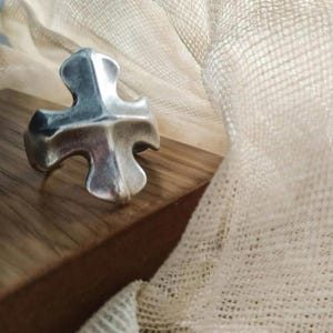 Korsring, present till henne, silverkorsring, lillfingerring, examenspresent, födelsedagspresent, bohemisk silverkorsring, uttalandering