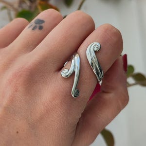 Anello avvolgente in argento, anello delicato, anello geometrico, anello aperto, anello di tendenza, anello bypass, anello minimal, regalo per la migliore amica