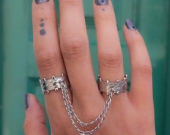 Silver double chain ring, Hammered ring, Double finger ring, Slave ring, Midi ring, Knuckle ring, Body jewelry, Connected rings