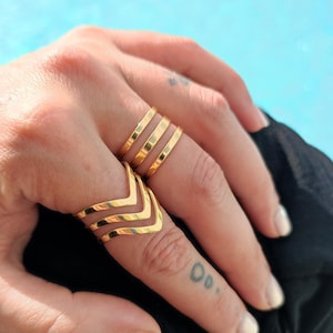 Anillo de oro con triple chevron, anillo de plata, anillo minimalista, anillo triangular, anillo para todos los días, regalo para ella