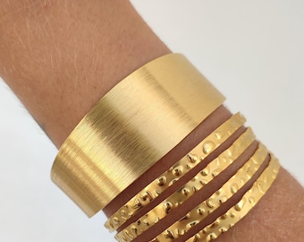 Brazalete ancho y grueso de oro, brazalete martillado, brazalete de múltiples piezas, brazaletes de oro, brazaletes llamativos para mujer