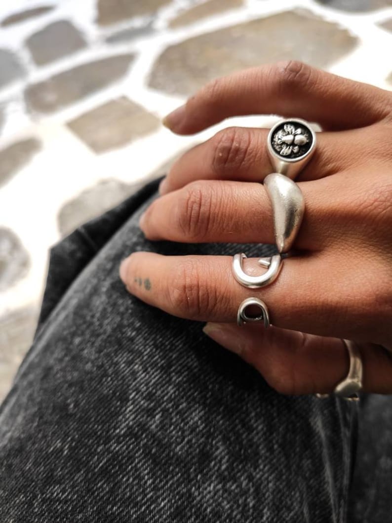 Zegelring bij, pinkring, vintage ring, heksenring, zegelring heren, gegraveerde zegelring, honingbijring, hommelring afbeelding 1