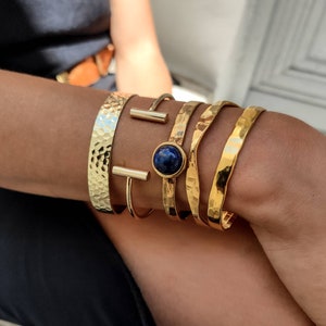 Bracciale Rigido Largo Martellato Oro Vintage, Design Aperto Irregolare. Bracciale A Polsino Strutturato, Audace E Impilabile. Perfetto Per Un Look Elegante O Quotidiano.