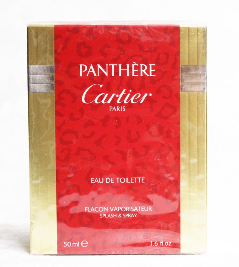 Pu&ograve; includere: Una scatola rossa e dorata con le parole "Panthere Cartier Paris" sul davanti. La scatola contiene un flacone da 50 ml di eau de toilette.