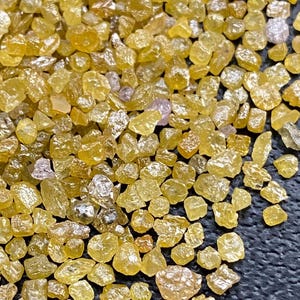 Gul rå oslipad naturlig diamant i lot 5TCW Scoop, 1,5-3,5 mm