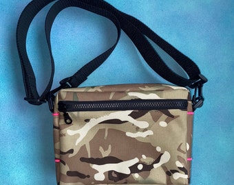 Kleine boxy tas in lichte camouflage met neonroze