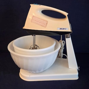 Vintage Arlan's Department Store  "Replacement Guarantee" Beatermix Hand Mixer w/Stand & 2 Bowls