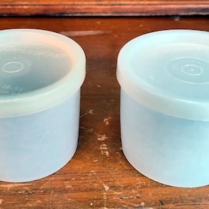 2 Vintage 1950&#39;s Tupperware Snack Containers #122 w/#296 Seals