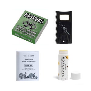 Puede incluir: Un surtido de productos para surf: cera de surf verde, un peine de cera negro, protector solar facial SPF 50 respetuoso con los arrecifes y b&aacute;lsamo labial de horchata. La cera de surf est&aacute; etiquetada como "MATUNAS".