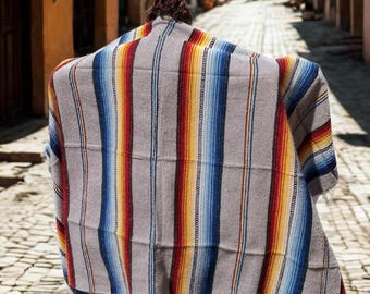 Couverture mexicaine authentique | Couverture de yoga | Gris Rouge Jaune Bleu | Jeté gris | Décoration d'intérieur | Couverture Baja Serape | Sarape Saltillo