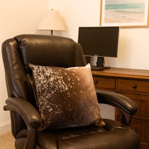 Kussen rundleer – rustiek sierkussen met echt rundleer voorkant en bruinleren achterkant – elk patroon uniek – woondecoratie boerderij