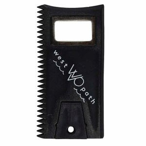 Puede incluir: Una herramienta de pl&aacute;stico negro con un borde dentado y una abertura rectangular. El texto "west WO path" est&aacute; impreso en blanco. La herramienta tiene un peque&ntilde;o agujero en la parte inferior.
