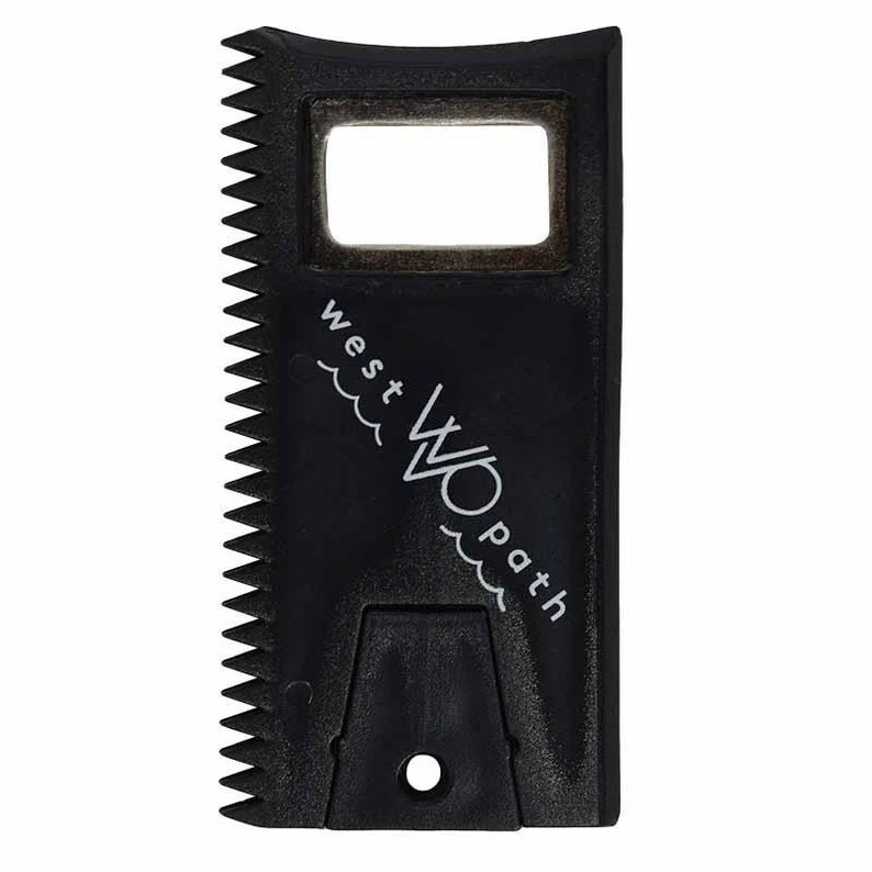 Puede incluir: Una herramienta de pl&aacute;stico negro con un borde dentado y una abertura rectangular. El texto "west WO path" est&aacute; impreso en blanco. La herramienta tiene un peque&ntilde;o agujero en la parte inferior.