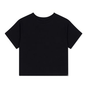K&ouml;nnte beinhalten: Ein einfarbiges, schwarzes Crop-Top mit kurzen &Auml;rmeln. Das Shirt hat einen Rundhalsausschnitt und einen geraden Saum. Der Stoff scheint ein weiches, blickdichtes Material zu sein. Ein schlichtes, vielseitiges Kleidungsst&uuml;ck.
