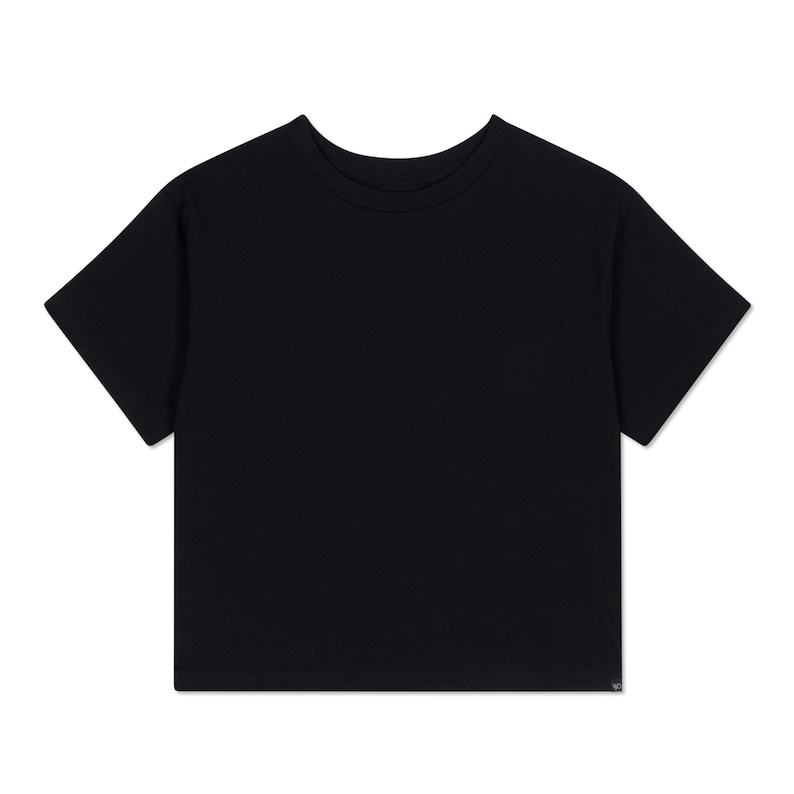 K&ouml;nnte beinhalten: Ein einfarbiges, schwarzes Crop-Top mit kurzen &Auml;rmeln. Das Shirt hat einen Rundhalsausschnitt und einen geraden Saum. Der Stoff scheint ein weiches, blickdichtes Material zu sein. Ein schlichtes, vielseitiges Kleidungsst&uuml;ck.