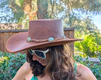 Cappello da cowboy western in pelle marrone • Fascia intrecciata e conchos argentati • Stile boho country / rancher • Realizzato in Messico