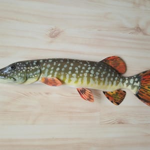Gädda, Esox lucius, Gädda, 33-40 cm 3D-väggig träfisk, handskuren och målad på ena sidan, fisketrofé, fisksnideri för beställning