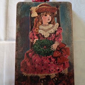 vintage Belle petite fille de l'ère victorienne tout habillé pour Noel
