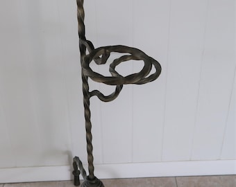 Jaren 1960 Hollywood Regency Italiaanse kwastjes voeten hand gesmede varen stand
