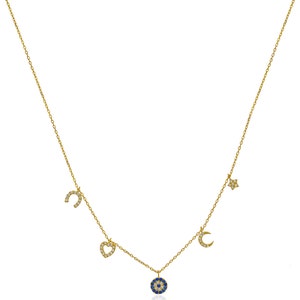 Puede incluir: Un collar de oro con un dije de ojo turco azul, una luna creciente, una herradura, un coraz&oacute;n y una estrella. Cada dije est&aacute; decorado con peque&ntilde;as piedras blancas.