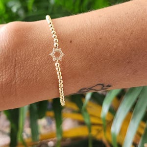 Bracelet à empiler avec étoile de David en perles d'or délicates - Petites perles de poignet Bijoux juifs