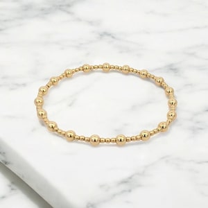Peut inclure: Un bracelet en or avec de petites perles rondes. Le bracelet est délicat et simple, parfait pour tous les jours.