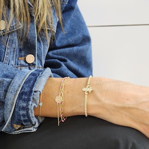 Pulsera elástica apilable con flor de lis bañada en oro de 14 kt - Boho para mujer