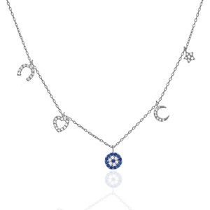 Puede incluir: Collar de plata con cinco colgantes: una herradura, un coraz&oacute;n, un ojo turco azul, una luna creciente y una estrella. Todos los colgantes est&aacute;n adornados con piedras de circonita c&uacute;bica transparentes.