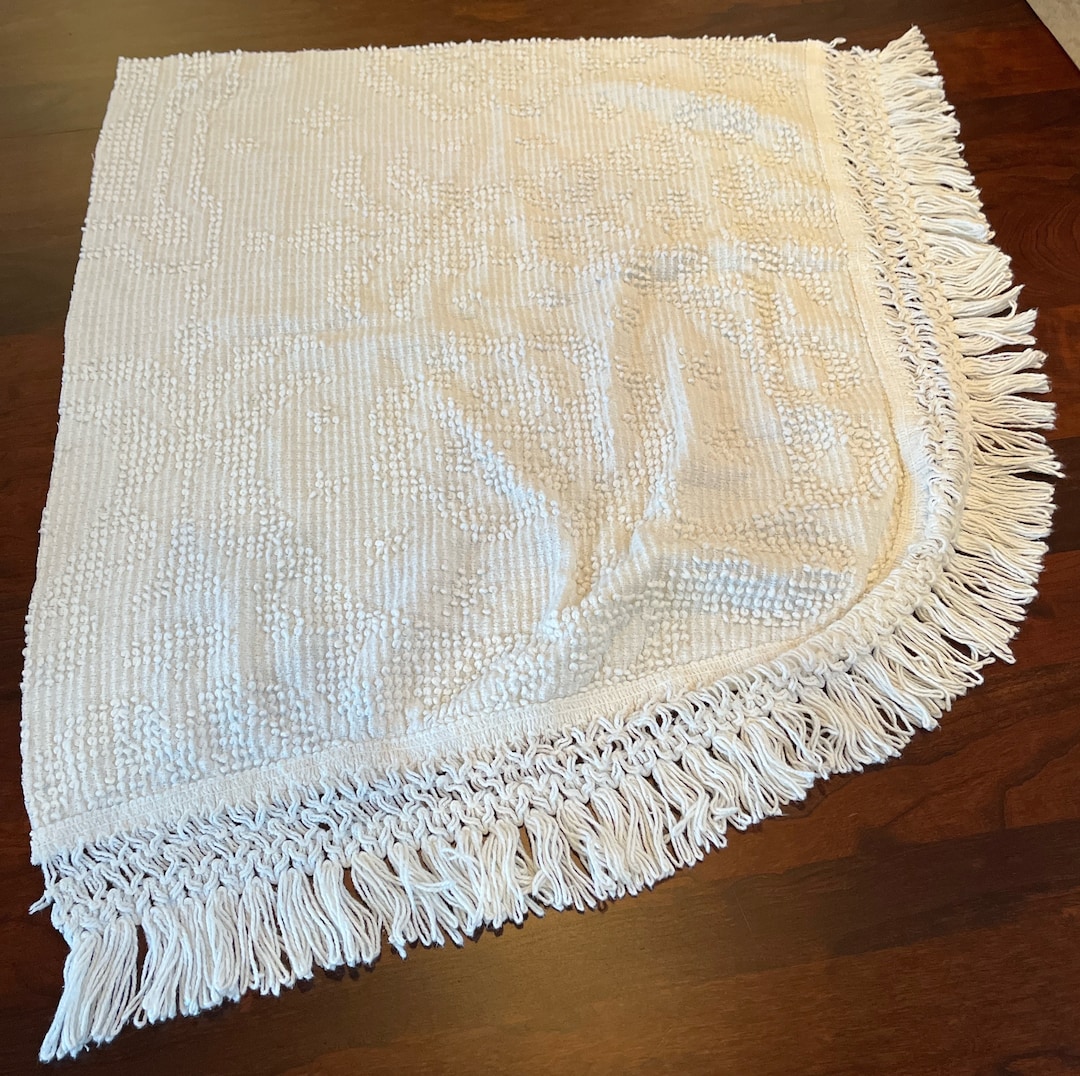 Pretty 25x 22 White Vintage Hobnail Chenille Bedspread Piece, Geometric