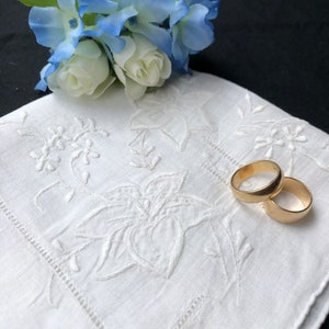 Elegant Vintage White Appliquéd and Embroidered Floral Handkerchief, Vintage Wedding Hankerchief, 1950’s Style Hankie, Hanky