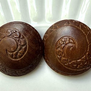 Set of 2 Vintage Carved Wooden Coat Buttons, Chocolate Brown (27 mm)