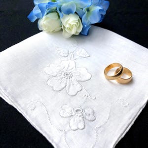 Pretty Vintage White Appliquéd and Embroidered Floral Handkerchief, Vintage Wedding Hankerchief, 1950’s Style Hankie, Hanky
