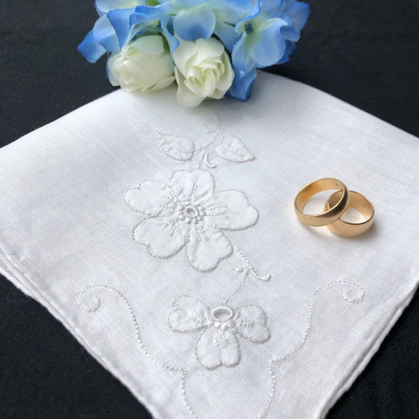 Pretty Vintage White Appliquéd and Embroidered Floral Handkerchief, Vintage Wedding Hankerchief, 1950’s Style Hankie, Hanky