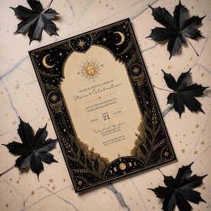 Op de afbeelding: Een rechthoekige uitnodigingskaart met een crèmekleurig midden en een zwarte rand met gouden hemelse illustraties van sterren, manen en zonnen. De tekst luidt: You're invited to a night of Stars & Celebration, June 21, Celestial Garden.