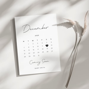Calendario stampabile bianco per l'annuncio del parto, biglietto d'auguri con data di scadenza a forma di cuore modificabile, modello neutro e divertente per l'annuncio di gravidanza da scaricare, digitale
