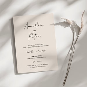 Carte imprimable d'invitation de fiançailles, invitation modifiable We're Fiancés crème cursive, modèle d'invitation de fête amande, evite numérique électronique