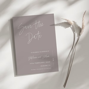 Biglietto Save the Date stampabile, Save the Date in corsivo grigio, modello Save the Day minimalista scaricabile, Save the Date digitale semplice viola