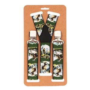 Puede incluir: Tirantes verdes con un patrón de perro de caza. Los tirantes tienen clips plateados y están empaquetados en un soporte de cartón marrón.