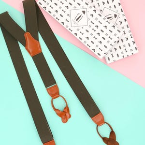 OLIVE SUSPENDERS Z GUZIKAMI – Unisex i Elastodien Regulowane Szelki – Idealne Na Wesela, Drużbów, Imprezy I Formalne Okazje