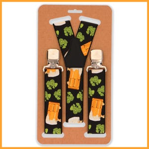 Peut inclure: Bretelles noires avec un motif de houblon vert et de chopes de bière orange. Les bretelles ont des clips argentés.